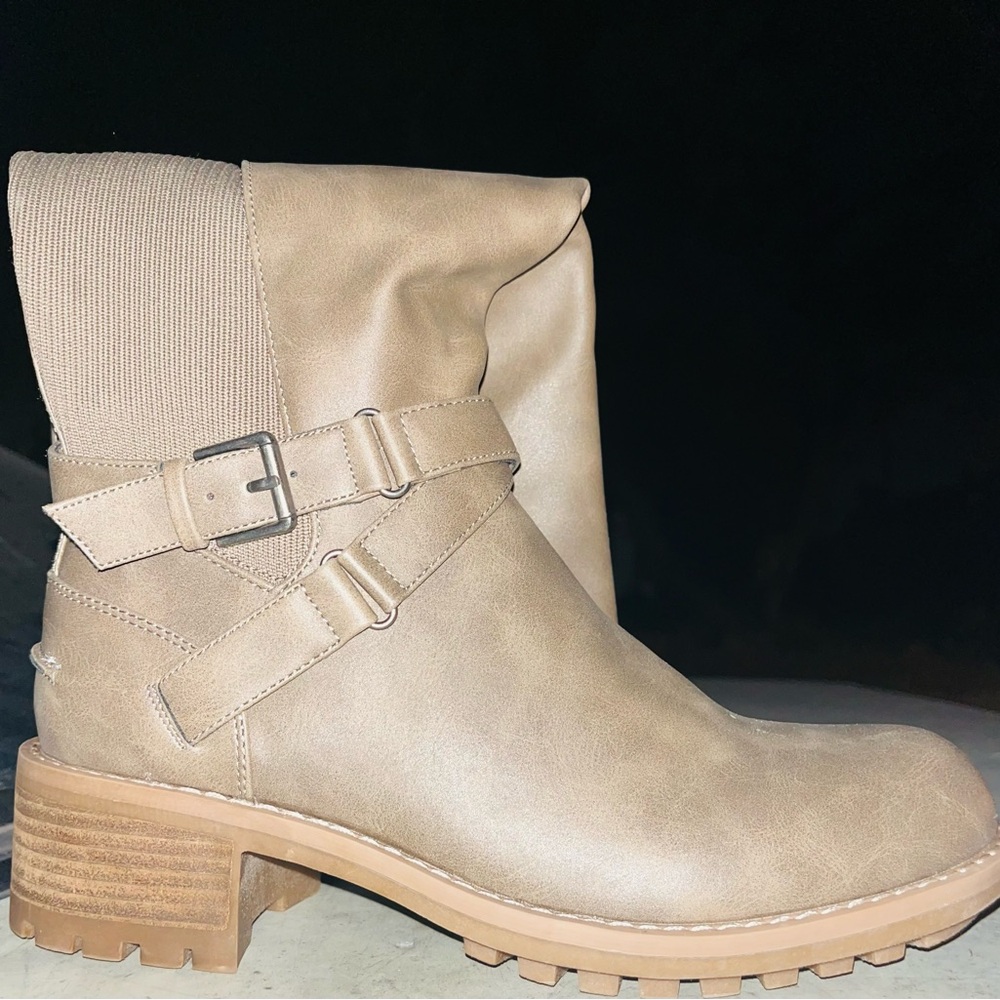 Boots - Picture 3 of 4